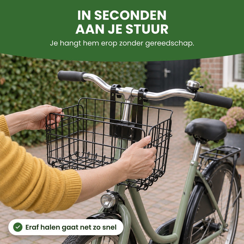 Twee handen hangen de lege Trego fietsmand met de haken over het stuur van een stadsfiets: in seconden aan je stuur, zonder gereedschap