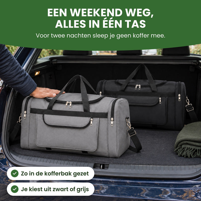 Grijze en zwarte TrekMate reistas naast elkaar in de kofferbak van een auto, een hand zet de grijze neer: een weekend weg, alles in één tas
