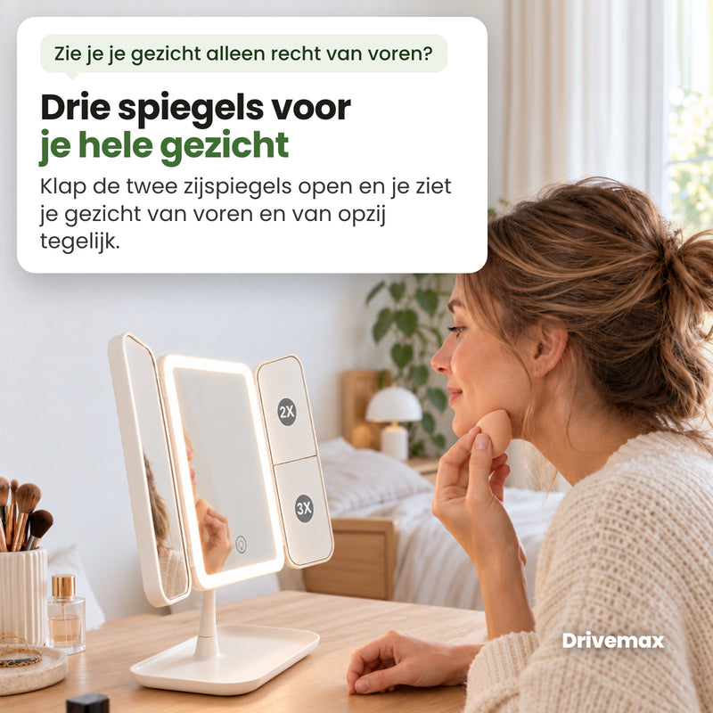 Een vrouw werkt aan haar kaptafel haar foundation bij langs haar kaaklijn voor de Triova met het licht aan: drie spiegels voor je hele gezicht, van voren en van opzij
