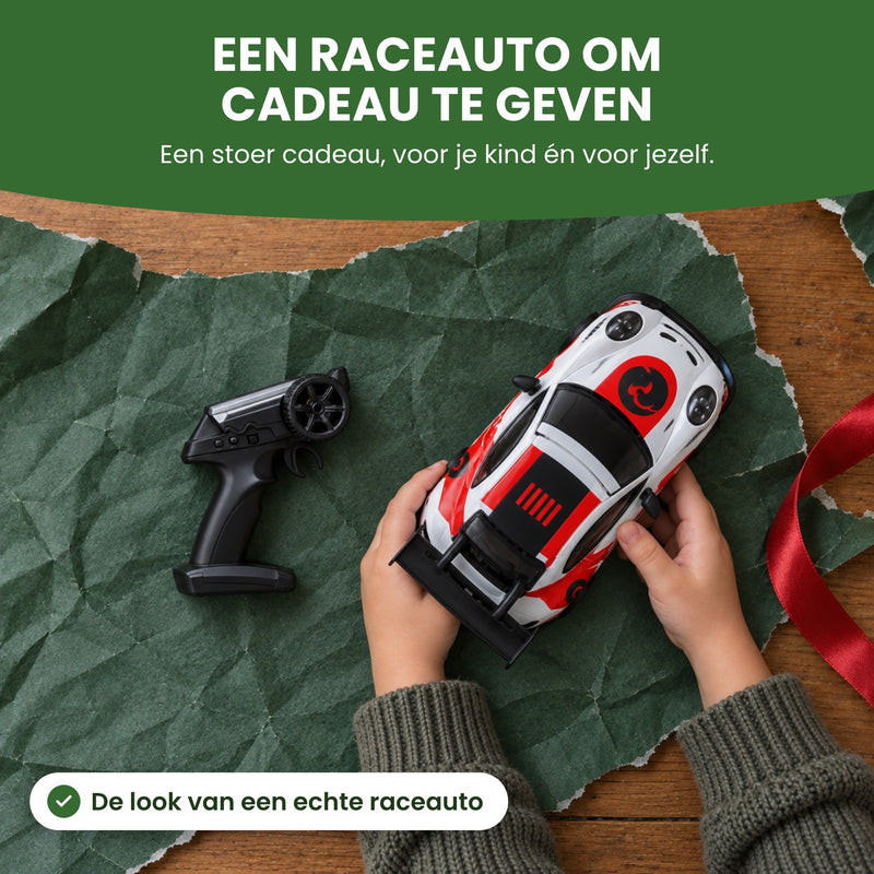 Van boven: kinderhanden houden de TurboRacer bestuurbare auto boven pakpapier, de afstandsbediening ligt ernaast: een raceauto om cadeau te geven