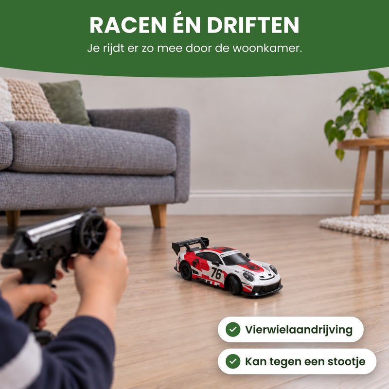 TurboRacer bestuurbare auto schuin in een bocht op het laminaat van een woonkamer, een kind bestuurt hem: racen én driften in huis