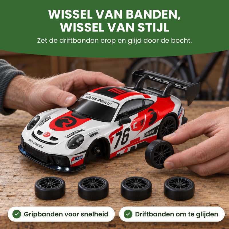 Hand houdt een los wiel bij de TurboRacer, vier losse wielen liggen ervoor: gripbanden voor snelheid, driftbanden om te glijden