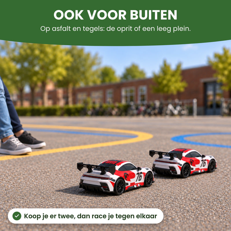 Twee TurboRacer bestuurbare auto's van achteren, naast elkaar op het asfalt van een schoolplein: ook voor buiten, en met twee race je tegen elkaar