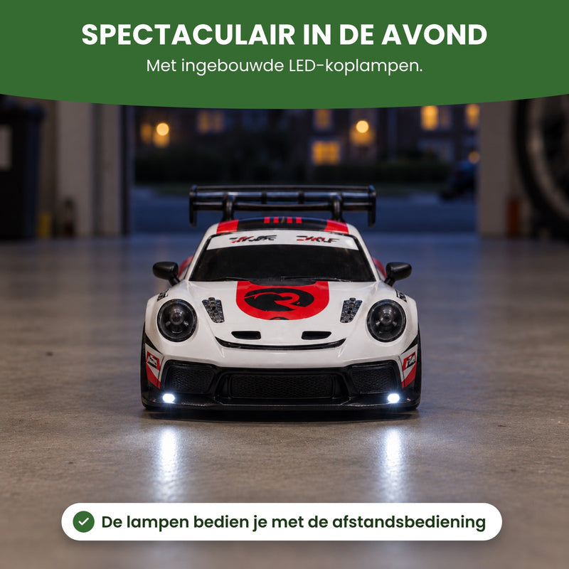 TurboRacer bestuurbare auto recht van voren, met brandende witte lampjes in de schemering op een garagevloer: spectaculair in de avond