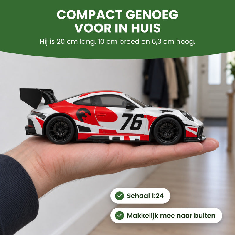 TurboRacer bestuurbare auto van opzij op een open hand: 20 cm lang, 10 cm breed en 6,3 cm hoog, compact genoeg voor in huis