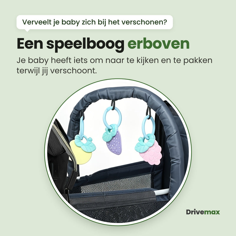 Speelboog met drie speeltjes in de vorm van fruit boven de verschoonplek van de Ukkova luiertas, van dichtbij