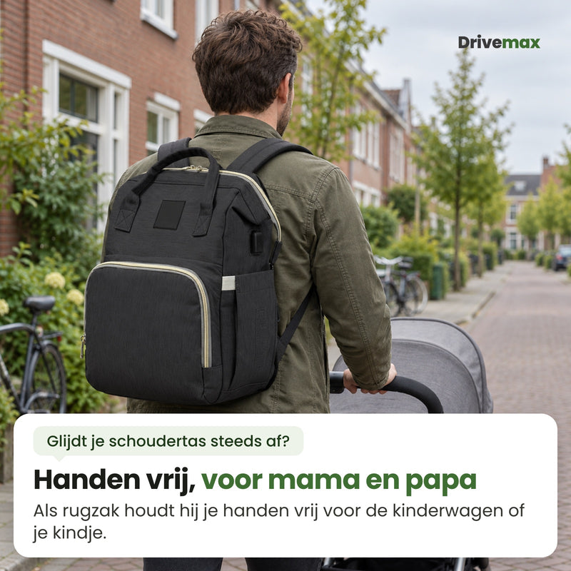 Vader met de zwarte Ukkova luiertas als rugzak op zijn rug achter de kinderwagen: handen vrij, voor mama en papa