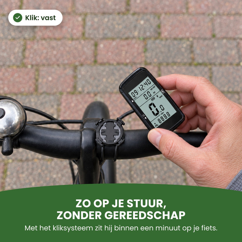Hand klikt de VeloxRide fietscomputer op de houder op het stuur: met het kliksysteem zit hij binnen een minuut op je fiets, zonder gereedschap