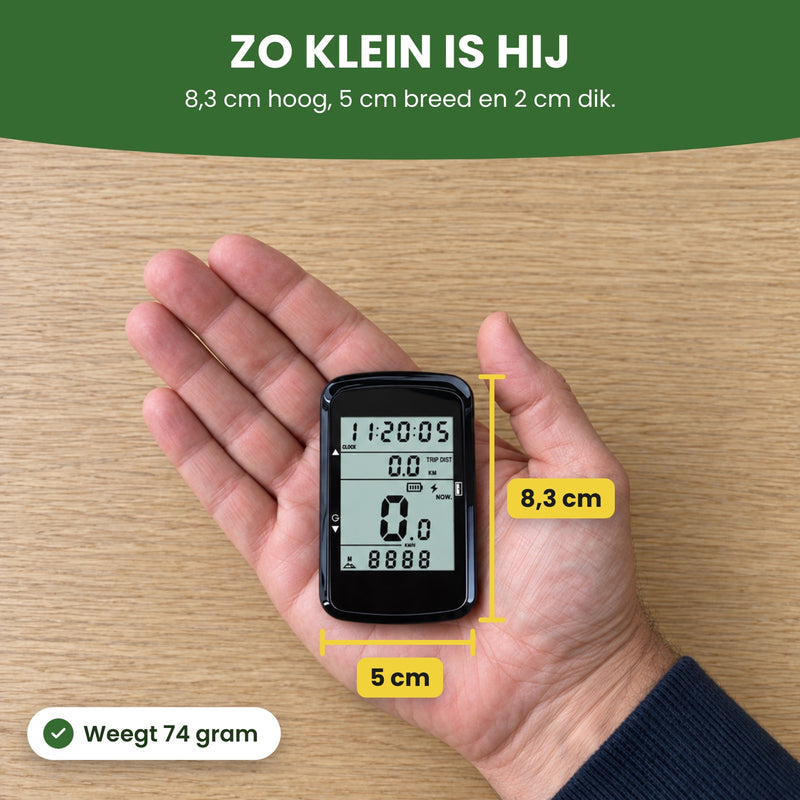 VeloxRide fietscomputer in een open hand met maatlijnen van 8,3 en 5 cm: zo klein is hij, en hij weegt 74 gram