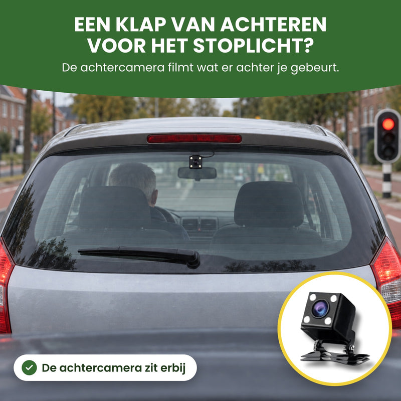 De achtercamera van de VisionEdge 360 achter de achterruit van een auto die voor een rood stoplicht staat: hij filmt wat er achter je gebeurt
