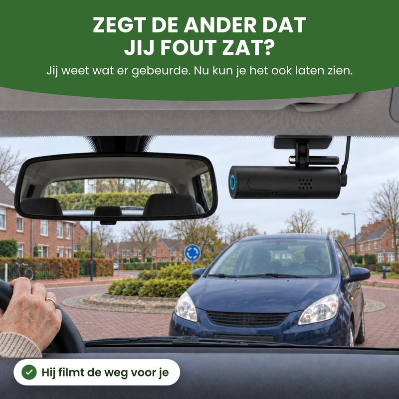 De VoiceGuard Pro dashcam hangt naast de binnenspiegel terwijl een auto schuin voor je op een rotonde staat: nu kun je laten zien wat er gebeurde