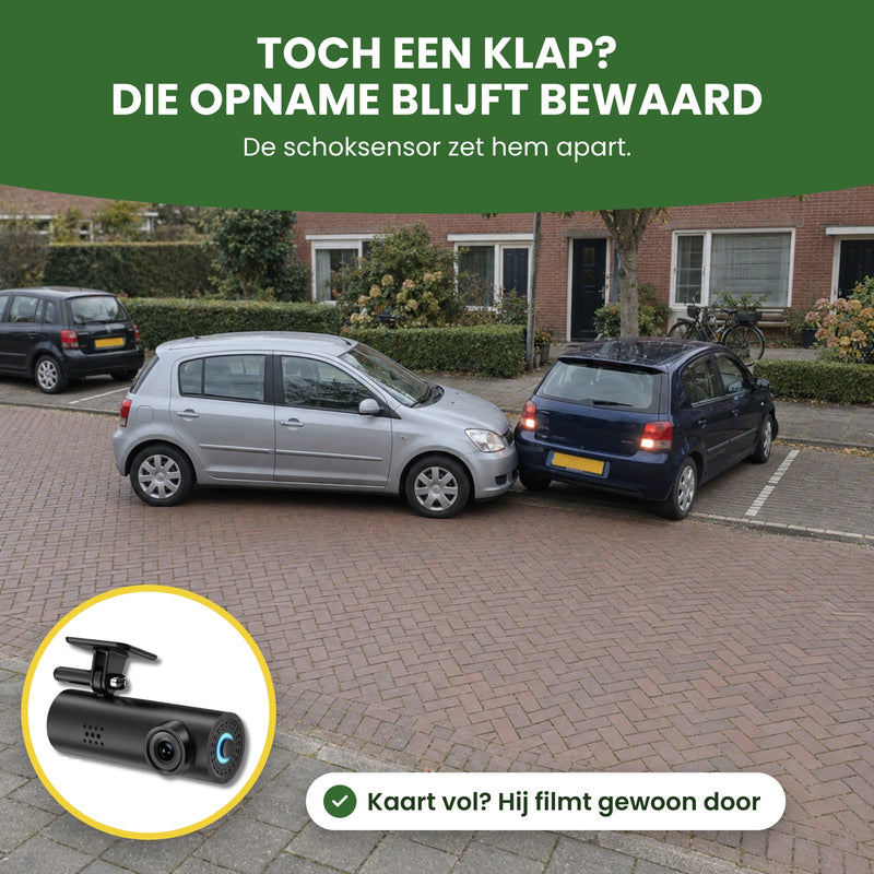 Een auto rijdt achteruit uit een parkeervak tegen een andere auto: de schoksensor van de VoiceGuard Pro dashcam bewaart die opname apart