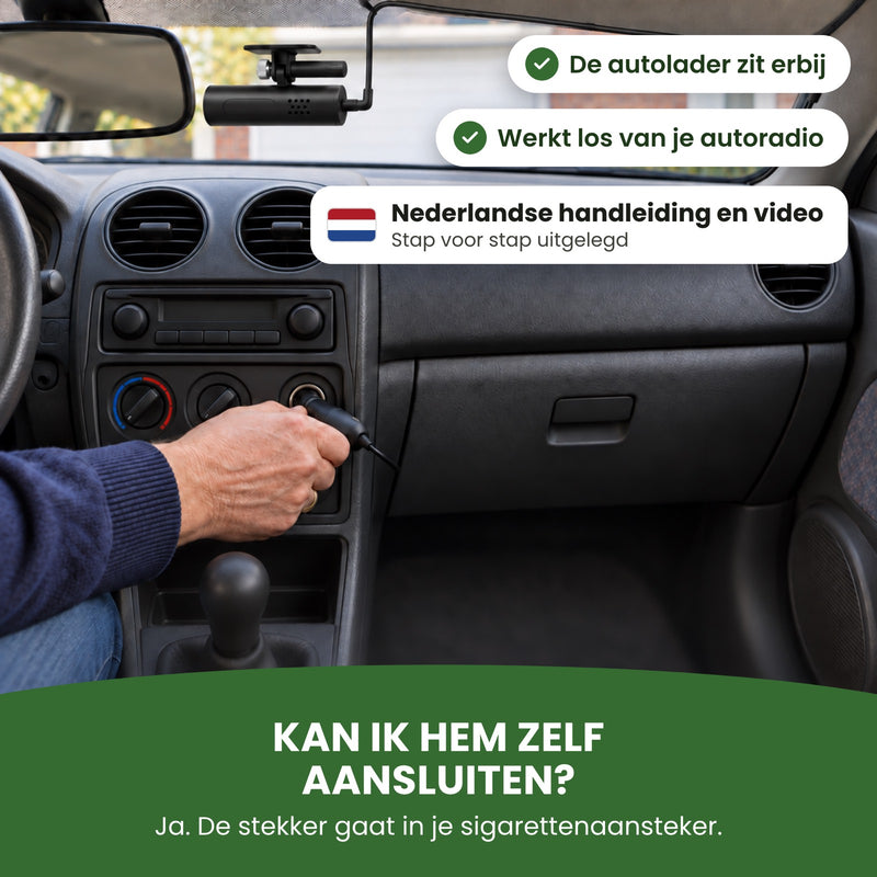 Een hand steekt de stekker van de VoiceGuard Pro dashcam in de sigarettenaansteker: zelf aansluiten, met Nederlandse handleiding en video