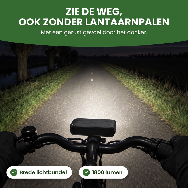 Fietspad op een donkere dijk verlicht door de Voltura fietslamp: zie de weg, ook zonder lantaarnpalen