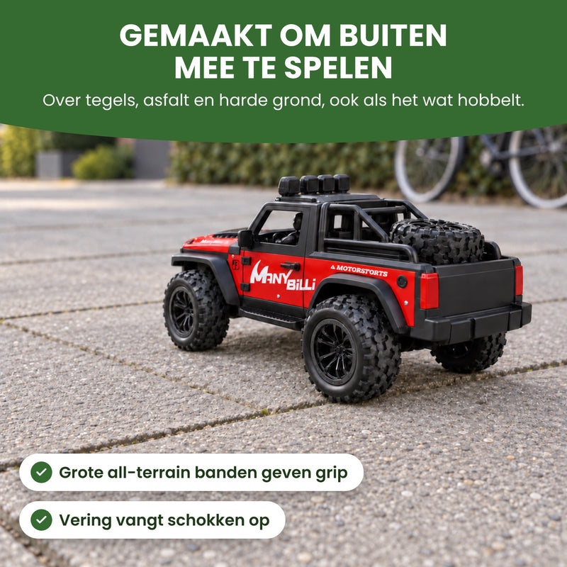 Rode VorteX bestuurbare auto rijdt weg over stoeptegels, van achteren gezien: grote all-terrain banden en vering, gemaakt om buiten mee te spelen