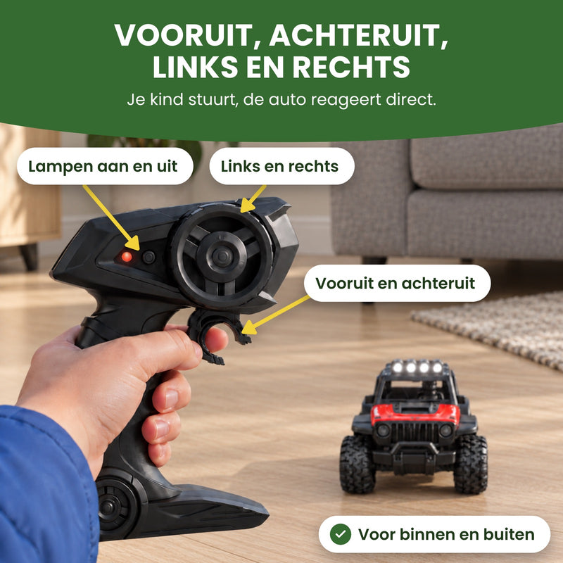 Kinderhand met de afstandsbediening van de VorteX in de woonkamer, de rode auto rijdt over de vloer: vooruit, achteruit, links en rechts, ook binnen