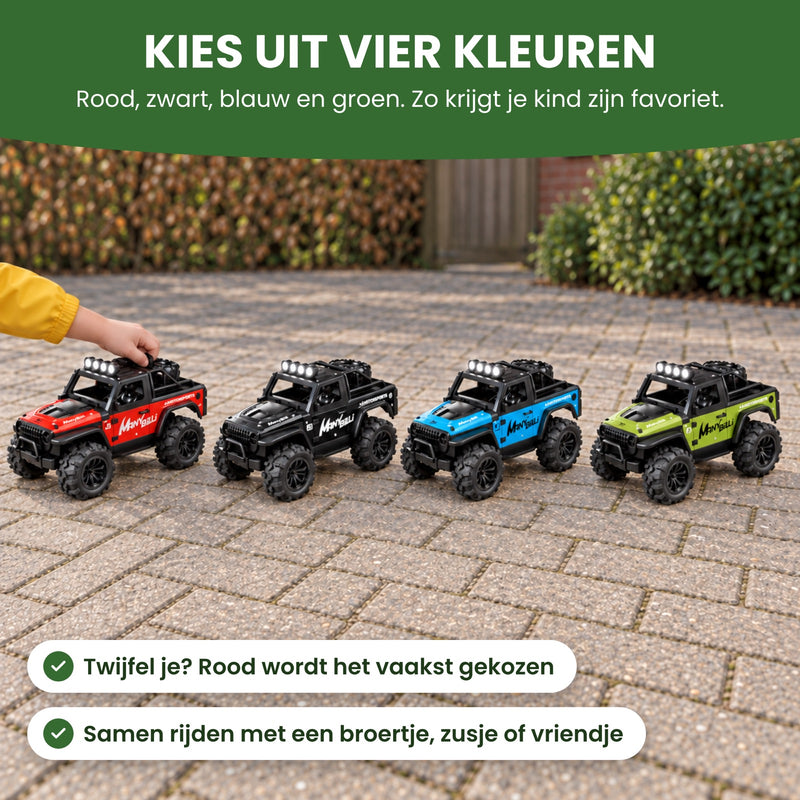 Vier VorteX bestuurbare auto's naast elkaar op een oprit in rood, zwart, blauw en groen, een kinderhand pakt de rode: kies uit vier kleuren