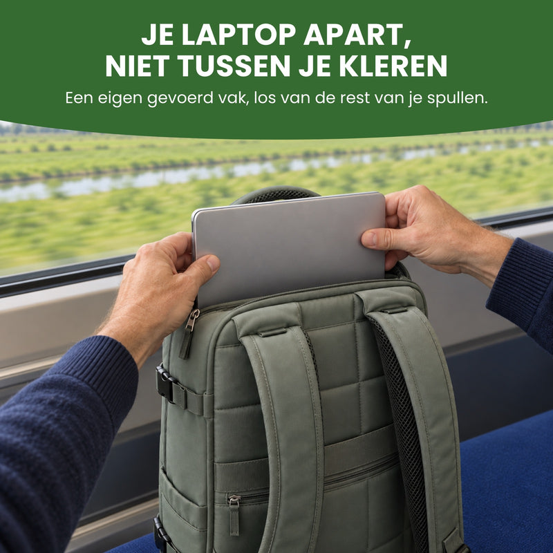 Handen schuiven een laptop in het eigen vak van de groene Voyaro rugzak, in de trein langs de polder: je laptop apart, niet tussen je kleren
