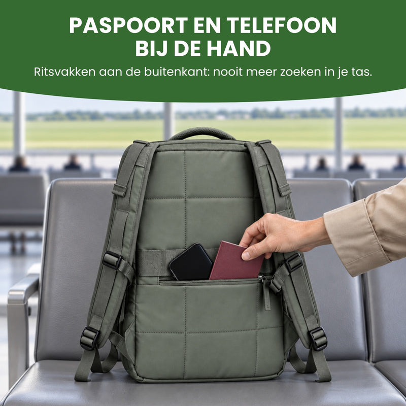 Hand pakt een paspoort uit het ritsvak op de rugkant van de groene Voyaro rugzak, de telefoon ernaast: paspoort en telefoon bij de hand