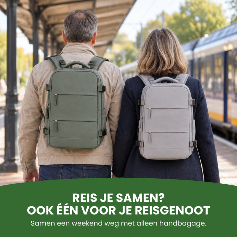 Man en vrouw lopen over een perron, elk met een Voyaro rugzak op de rug, groen en grijs: reis je samen, ook één voor je reisgenoot