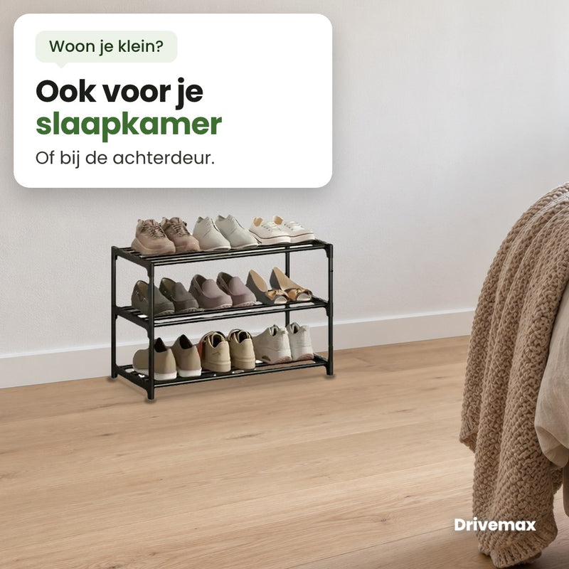 Het Zolova schoenenrek met schoenen tegen de muur van een lichte slaapkamer, naast het voeteneind van het bed: ook voor je slaapkamer
