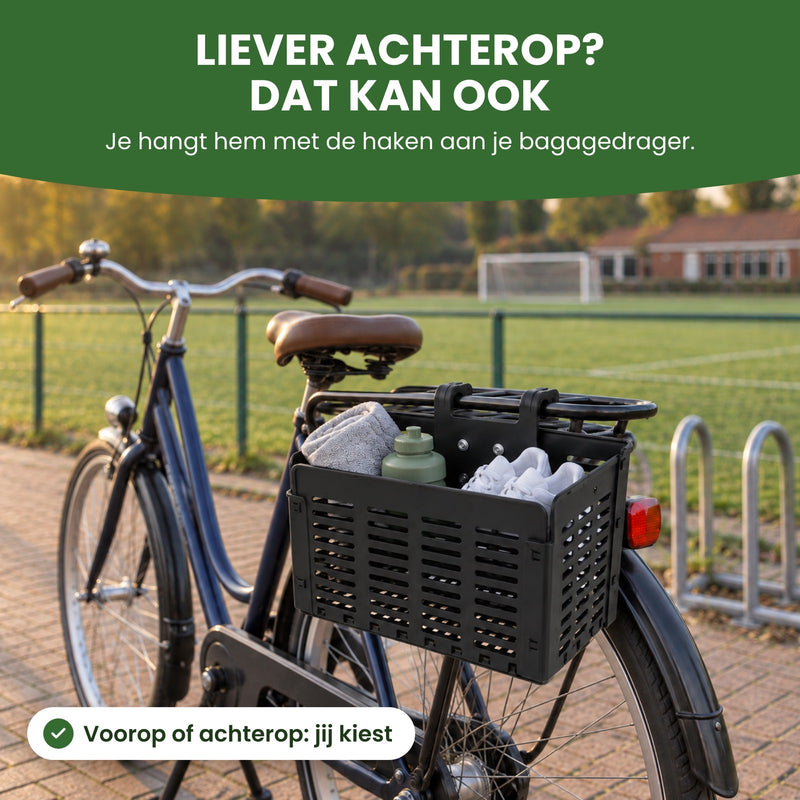 Zyro fietsmand met een handdoek, bidon en sportschoenen aan de bagagedrager van een stadsfiets bij een sportveld: liever achterop, dat kan ook