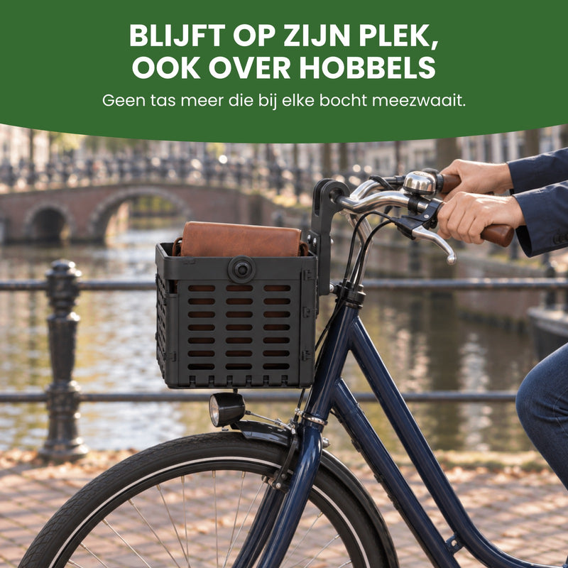 Zyro fietsmand met een bruine leren tas onder het stuur van een stadsfiets op klinkers langs de gracht: blijft op zijn plek, ook over hobbels