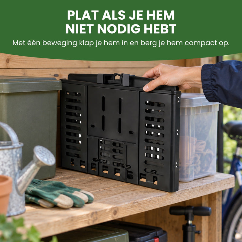 Hand zet de plat ingeklapte Zyro fietsmand tussen twee bakken op een plank in de schuur: plat als je hem niet nodig hebt